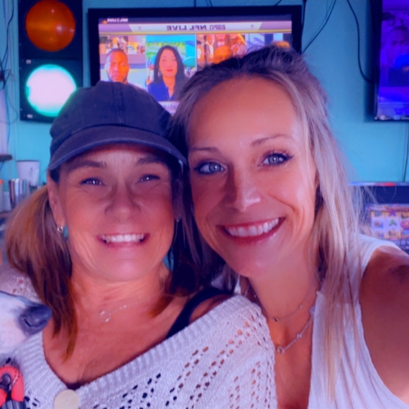 Jewelry and women's clothing with a variety of sizes and styles - Picture 3 of 4